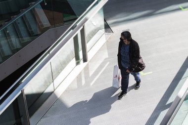 Eylül 2020 'deki Covid19 salgını sırasında Liverpool' da alışveriş yaparken yüzünü örten bir adam görüldü..