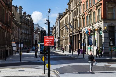 Eylül 2020 'de Covid19 salgını sırasında İngiltere' nin Liverpool kentindeki sosyal mesafeyi korumaları gerektiğini hatırlatan kırmızı bir tabela..