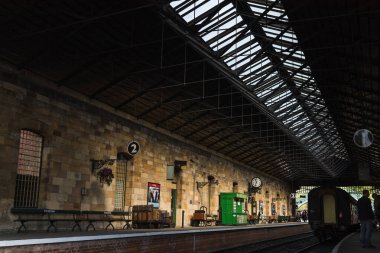 Pickering tren istasyonunun çatısından geçen ışık filtreleri Eylül 2020 'de Kuzey Yorkshire Demiryolu' nda çekildi..
