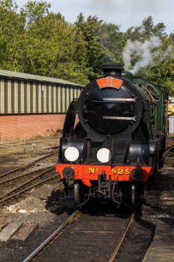 Eylül 2020 'de Kuzey Yorkshire Demiryolu' ndaki Pickering İstasyonu 'na tren yanaştı..