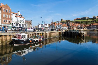 Whitby Limanı 'ndaki balıkçı teknesi Eylül 2020' de suya yansıyor..