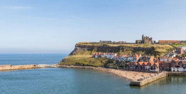 Whitby Panorama 'nın doğu yamacı Eylül 2020' de Kuzey Yorkshire sahilinde ele geçirildi..