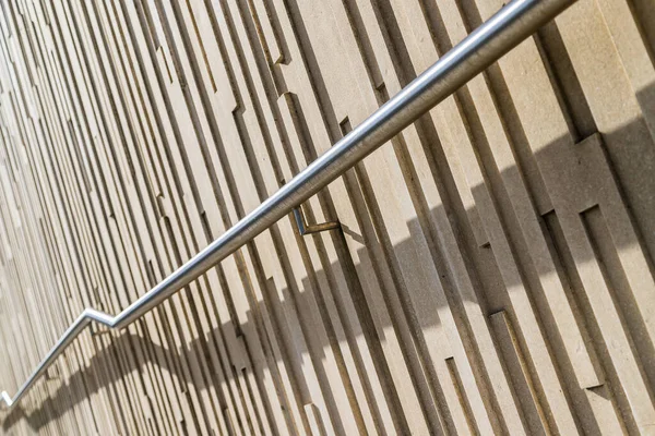 壁の垂直パターンの前にリバプールで見られるジグザグの手すり — ストック写真