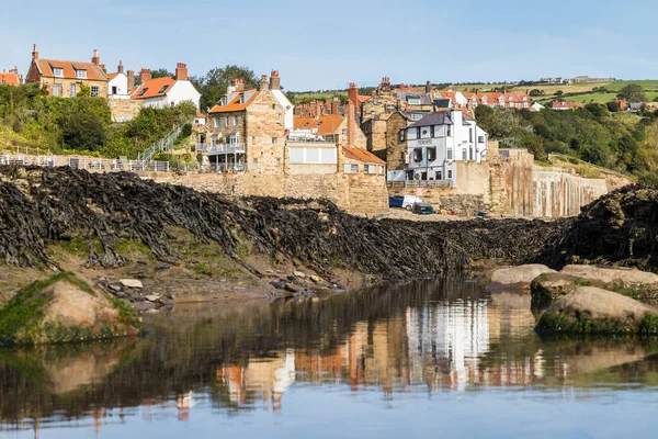 Riflessioni Robin Hoods Bay Nelle Piscine Rocciose Catturate Con Bassa — Foto Stock