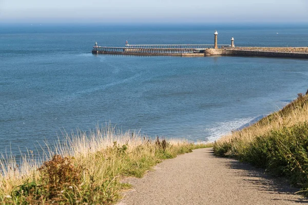 Ripida Discesa Conduce Whitby Sands Verso Ingresso Del Porto — Foto Stock