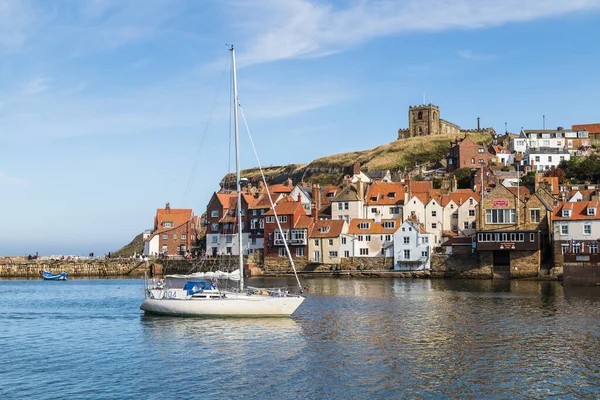 Yacht Εισέρχεται Whitby Λιμάνι Κάτω Από Ένα Μπλε Ουρανό Σεπτέμβριο — Φωτογραφία Αρχείου