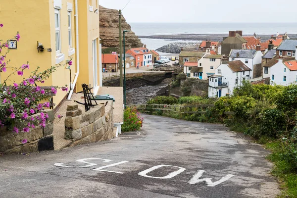 Steep Road Leading Small Fishing Village Staithes Yorkshire Coast Captured — Stock Photo, Image