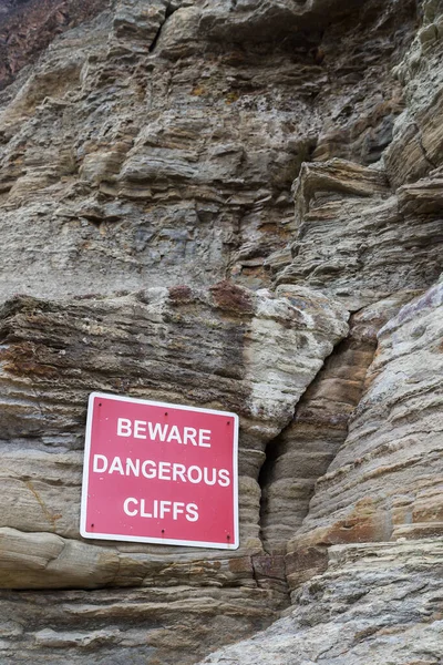2020年9月に見られるノースヨークシャー海岸のステーツズ村を守る崖のふもとに描かれた危険な崖の警告サイン — ストック写真