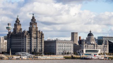 Royal Iris, Liverpool 'un dünyaca ünlü rıhtımında bulunan Three Graces' in önünde Ekim 2020 'de Wirral' de yakalandı..