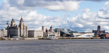 Liverpool rıhtımının panoraması, Wirral 'daki Seacombe gezinti güvertesinde çekilmiş birden fazla görüntüden alındı..