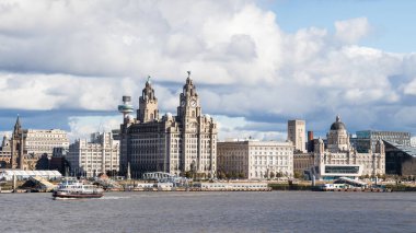 Mersey Nehri 'ni geçen Royal Iris, Liverpool' un ünlü siluetini terk ediyor..