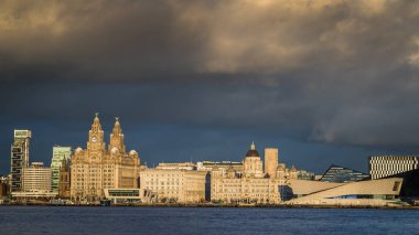 Mersey Nehri üzerinde Liverpool 'un dünyaca ünlü rıhtımında Aralık 2020' de Wirral 'de Woodside' dan yakalanan.