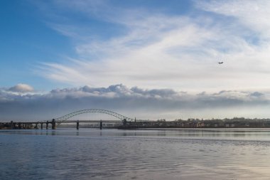 Runcorn Köprüsü üzerinden bir yolcu uçağı iner ve Mersey Estuary Aralık 2020 'de Liverpool havaalanına yaklaşır..