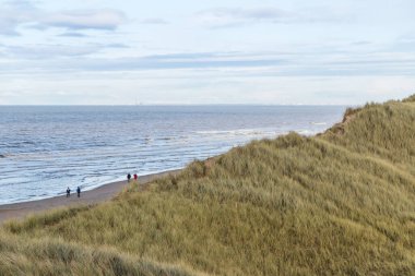 Formby sahilindeki Marram çimlerine bakan kum tepecikleri Blackpool 'a bakıyor..