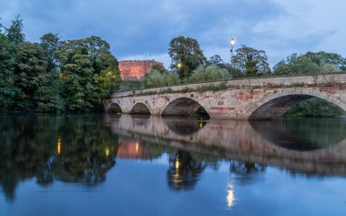 Tamworth 'deki Ladybridge' de Alacakaranlık, Staffordshire 'da Tame Nehri ve Anker Nehri' nin birleştiği kaleye bakıyor..