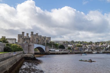 Ekim 2021 'de Kuzey Galler' de Conwy Castle ve limanının çok görüntülü bir manzarası görüldü..