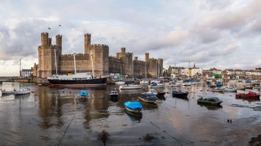 Caernarfon rıhtımının çok yönlü görüntüsü Ekim 2021 'de Kuzey Galler kıyılarında görüldü..