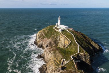 Kuzey Galler 'deki Anglesey kıyılarındaki Kutsal Ada' daki deniz feneri resmi Ekim 2021 'de çekilmiştir..