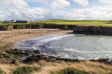 Dalgalar 2021 sonbaharında Kuzey Galler 'deki Anglesey kıyılarında Porth Nobla' ya çarpar..