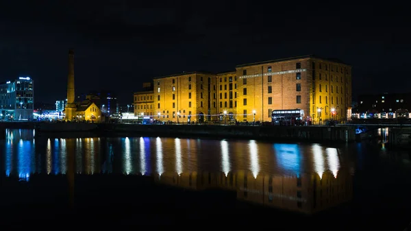 Merseyside Maritime Museum Refleja Agua Canning Dock Liverpool Una Noche — Foto de Stock