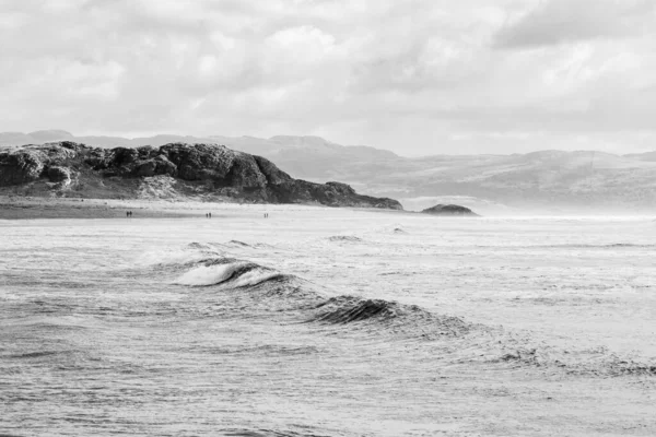 Fale Rozbijają Się Plaży Criccieth Wybrzeżu Północnej Walii Góry Snowdonia — Zdjęcie stockowe