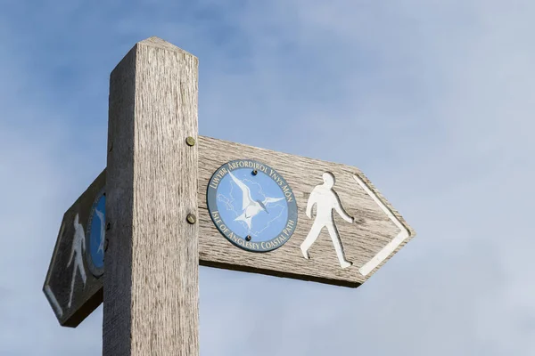 Egy Jelzőtábla Anglesey Coastal Path Mentén Észak Walesben Tiszta Égbolt — Stock Fotó