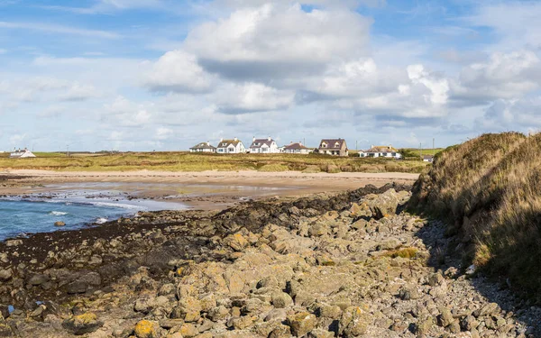Kuzey Galler Anglesey Sahilindeki Porth Trecastell Bakan Evler Ekim 2021 — Stok fotoğraf