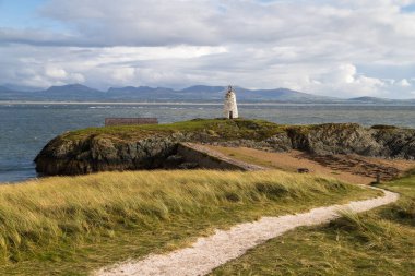 Anglesey 'in Ekim 2021' de resmettiği Llanddwyn Adası 'ndaki en küçük ve en eski deniz feneri Twr Bach' a giden bir patika..