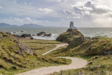 Twr Mawr 'a ya da Llanddwyn Adası' ndaki büyük kuleye giden yol Ekim 2021 'de Kuzey Galler' deki Anglesey sahilinde görüldü..