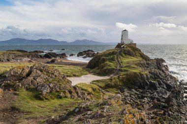 Twr Maw ya da büyük kule Anglesey kıyısındaki Llanddwyn Adası 'ndaki kayaların tepesinde 2021 yılının Ekim ayında Kuzey Galler' e yapılan bir gezi sırasında görüldü..
