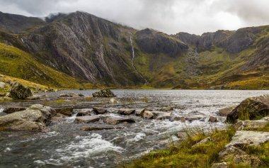 Glyderau dağından yağan yağmur İdwal Gölü 'ndeki suyun Ekim 2021' de Ogwen 'e, Snowdonia Ulusal Parkı' na akmasına neden oldu..