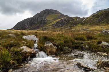 Galler 'deki Snowdonia Ulusal Parkı' ndaki Pont Pen-y-benglog 'da kayalık bir havuza yağmur suyu döküldü.