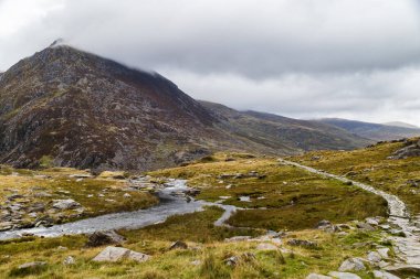 Snowdonia Ulusal Parkı 'ndaki Llyn Ogwen' e kadar uzanan kıvrımlı bir yol var..
