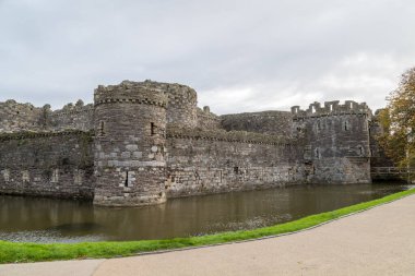 Beaumaris Kalesi, Ekim 2021 'de Kuzey Galler kıyısındaki Anglesey' de yol kenarında görüldü..