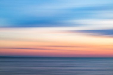 Gün batımında Liverpool yakınlarındaki Crosby plajında uzun pozlama sırasında kameranın görüntüsü kasten bulanıklaştırılmış..