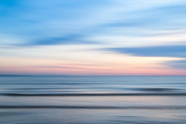 Gün batımında Liverpool yakınlarındaki Crosby plajında uzun pozlama sırasında kameranın görüntüsü kasten bulanıklaştırılmış..