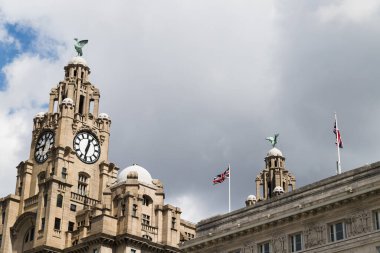 Cunard Binası 'nın üzerinde uçan Union Jacks, Mayıs 2021' de ele geçirilen Kraliyet Karaciğer Binası 'nda Liverpool siluetinin yanında görüldü..