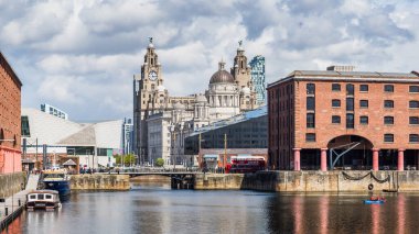 Dünyaca ünlü Liverpool silueti üzerinde hüküm süren Three Graces 'in önündeki Royal Albert Rıhtımı' nda çok görüntülü bir kano manzarası..