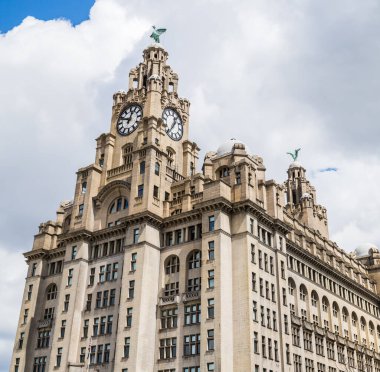 Mayıs 2021 'de Liverpool' un ünlü rıhtımındaki Royal Liver Binası 'nın birden fazla görüntüsünden oluşan bir portre tarzı..