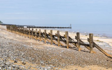 Kuzey Norfolk 'taki West Runton' ın kıyı şeridinde ahşap rezervasyonların çoklu görüntü panoraması.