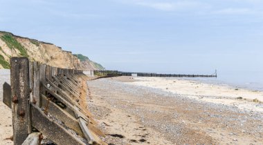 Batı Runton plajı manzarası, Haziran 2021 'de Kuzey Norfolk sahilinde sular çekilince çekildi..