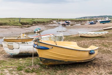 Haziran 2021 'de Kuzey Norfolk kıyısındaki Blakeney' de küçük tekneler görüldü..