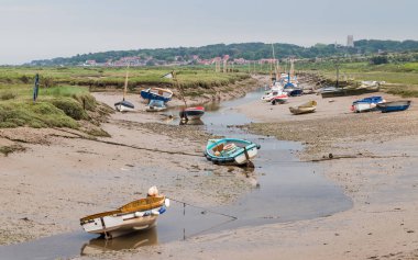 Haziran 2021 'de Kuzey Norfolk kıyısındaki Blakeney' de küçük tekneler görüldü..