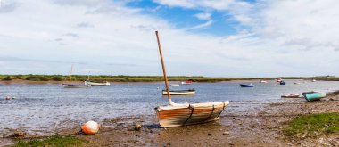 2021 yılının Haziran ayında, Kuzey Norfolk kıyılarındaki Burnham Overy Staithe 'de çekilen çok görüntülü bir manzara..