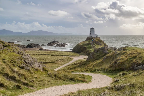 Twr Mawr 'a ya da Llanddwyn Adası' ndaki büyük kuleye giden yol Ekim 2021 'de Kuzey Galler' deki Anglesey sahilinde görüldü..