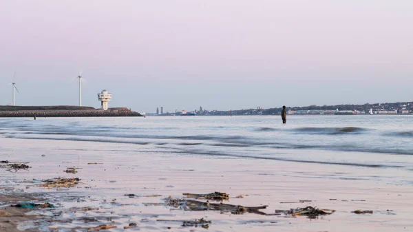 Liverpool Yakınlarındaki Crosby Plajında Bulunan Antony Gormley Tarafından Yaratılmış 100 — Stok fotoğraf