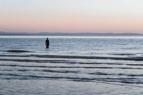 Samotny Iron Man Widziany Plaży Crosby Podczas Przypływu Zmierzchu Kwietniu — Zdjęcie stockowe
