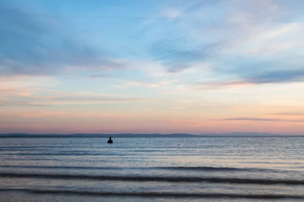 Iron Man Solitario Visto Fuera Playa Crosby Marea Alta Atardecer — Foto de Stock