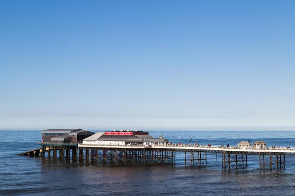 Pier Cromer Sob Céu Azul Jutting Para Fora Costa Norte — Fotografia de Stock