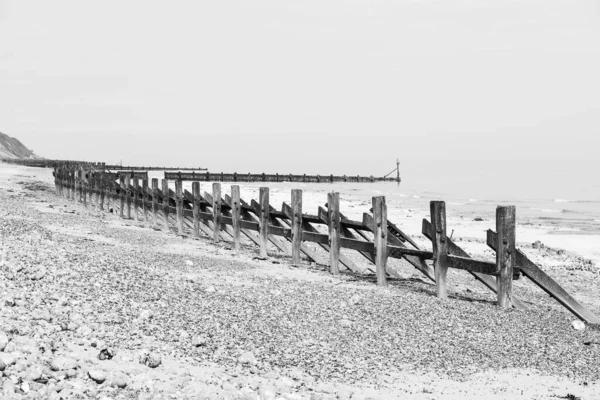 Dřevěné Revetments Pláži West Runton Černobílém Vidět Severním Pobřeží Norfolku — Stock fotografie